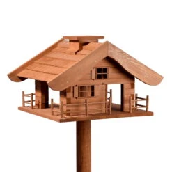 Vogelfutterhaus Almhütte Mit Liebevollen Details, Inkl. Ständer, FSC®, Ca. 56 X 46 X 35,5 Cm -Bestes Gartengeräte Geschäft 0910101340 Vogelfutterhaus Almhuette inkl Staender FSC ca56x46x35 5cm 1 55393