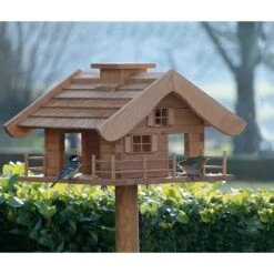 Vogelfutterhaus Almhütte Mit Liebevollen Details, Inkl. Ständer, FSC®, Ca. 56 X 46 X 35,5 Cm -Bestes Gartengeräte Geschäft 0910101340 Vogelfutterhaus Almhuette inkl Staender FSCca56x46x35 5cm 2 60499