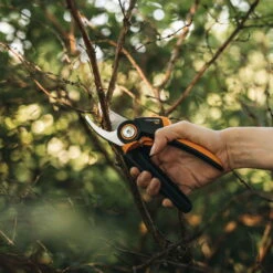 Fiskars Schere 'Xseries PowerGear', Schwarz/orange -Bestes Gartengeräte Geschäft 0920300703 Xseries PowerGear Bypass Gartenschere M 2 106794