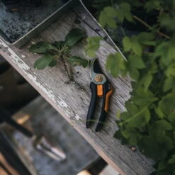 Fiskars Bypass-Schere 'Solid', Schwarz/orange -Bestes Gartengeräte Geschäft 0920300708 Solid Bypass Gartenschere M 2 106804